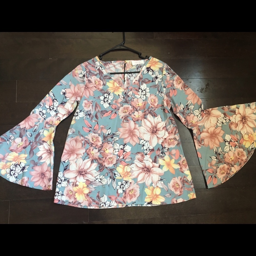 NWOT Stylish Flowers floral Print Bell Sleeve Blouse boho hippie V neck size S - Picture 3 of 5